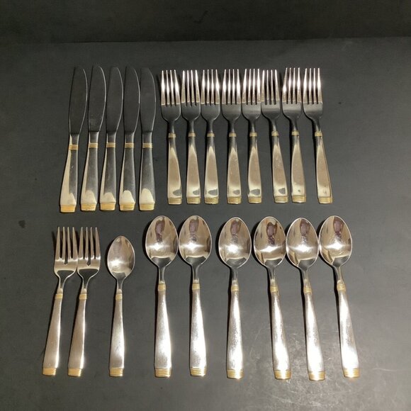 CAMBRIDGE METRO GOLD 23 Pcs: 5 Knives 8 Din Forks 2 Sal Forks 7 Soup Sp 1 Tsp - Picture 1 of 6